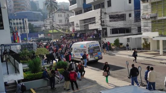 Plantón de los sindicalistas de la Cetrapep, en las afueras de Petroecuador, en Quito, el 18 de enero de 2023.