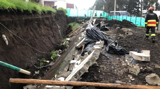 Imagen del colapso de la pared de construcción en Quitumbe, sur de Quito, el 18 de enero de 2023.