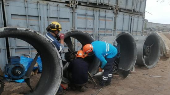 Trabajos de mantenimiento a motores en la Central Santa Cruz, a cargo de Celec, el 18 de noviembre de 2021.