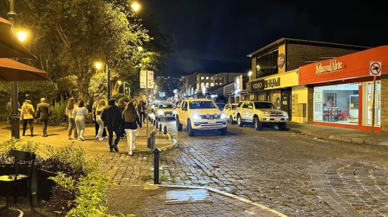 A partir de las 20:30, las personas empiezan a llegar a la plaza central. 