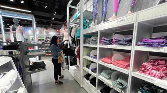 Una mujer realiza compras en un centro comercial en Quito, en diciembre de 2022. 