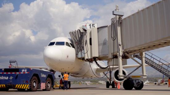 Un avión en el Aeropuerto Internacional Mariscal Sucre de Quito, en diciembre de 2022. 