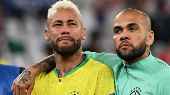 Dani Alves abraza a su compañero de selección Neymar, después de un partido en el Mundial de Qatar, el 9 de diciembre de 2022.