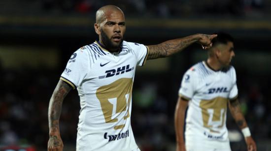 Dani Alves de Pumas en acción durante el partido entre Pumas y Tigres del Torneo Apertura 2022 de la Liga mexicana, en el Estadio Olímpico Universitario.