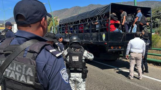 Integrantes de la Policía Estatal y de la Guardia Nacional de México rescatan a migrantes de varias nacionalidades, entre ellos ecuatorianos, en Chiapas, el 18 de enero de 2023. 