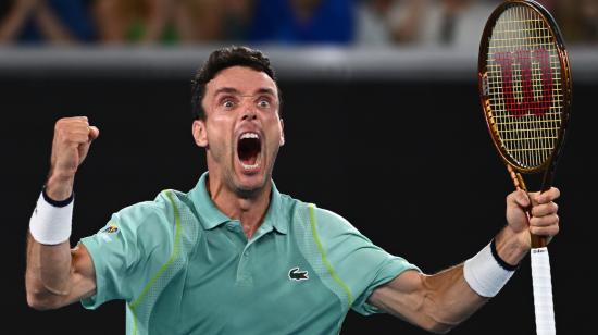 El español Roberto Bautista muestra su alegría tras vencer al británico Andy Murray en el partido del Abierto de Australia en Melbourne.