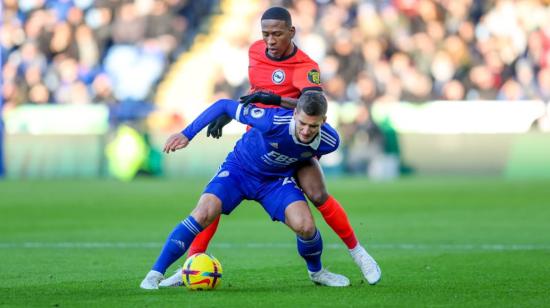 El jugador ecuatoriano, Pervis Estupiñán, disputa un balón durante el partido entre el Brighton y el Leicester City por la Premier, el 21 de enero de 2023.