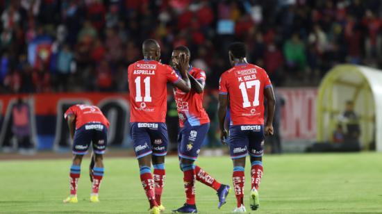 Los jugadores de El Nacional festejan uno de los goles en la Noche Roja 2023 ante Deportivo Cali, el sábado 21 de enero de 2023.