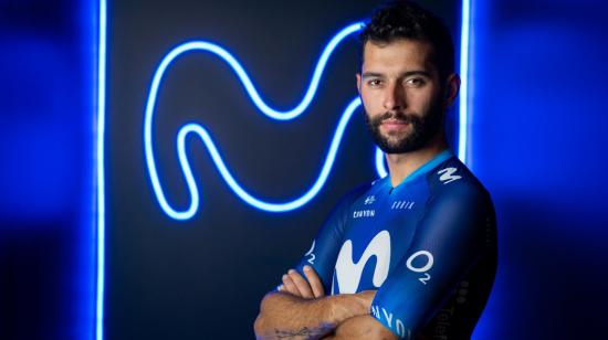 El ciclista colombiano, Fernando Gaviria, posa con el uniforme del Movistar Team. 