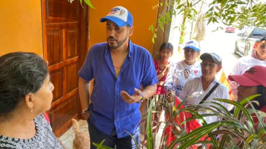 El candidato a la alcaldía de Salinas, Julio César Farachio, durante un recorrido por Anconcito, el 21 de enero de 2023. 