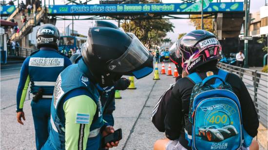 Imagen referencial. Dos agentes de tránsito municipal durante labores de rutina en la Av. Carlos Julio Arosemena, en Guayaquil, el 5 de octubre de 2022. 