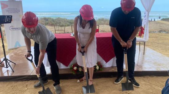 Los directivos de la empresa Wursta, junto a la ministra de Telecomunicaciones, Vianna Maino, en el evento simbólico de la academia de arquitectos cloud, en Manabí, el 20 de enero de 2023. 