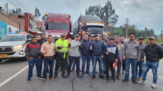 Transportistas en la frontera entre Colombia y Ecuador, el 22 de enero de 2023. 