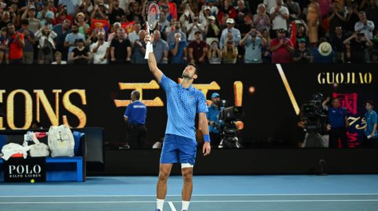 Novak Djokovic de Serbia celebra tras ganar su partido de cuarta ronda ante Alex de Minaur en el Abierto de Australia, el 23 de enero de 2023.