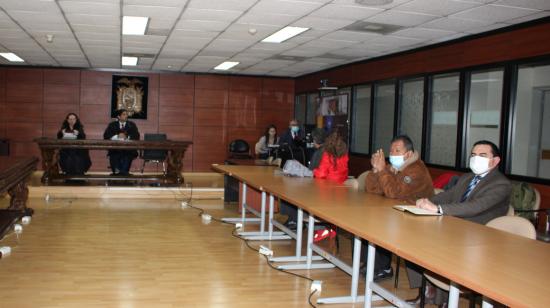 Antonio Vargas (chaqueta café) durante la lectura de la sentencia del caso Aliméntate Ecuador, el 23 de enero de 2023, en Quito.