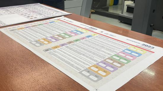 Personal del IGM trabaja en la impresión de las papeletas para el referendo, este 19 de enero de 2023.