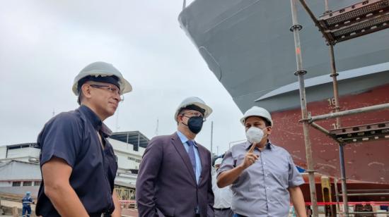 Hernán Luque (centro), entonces gerente de la EMCO, en una visita al Varadero de la empresa pública Astinave, el 13 de agosto de 2022.