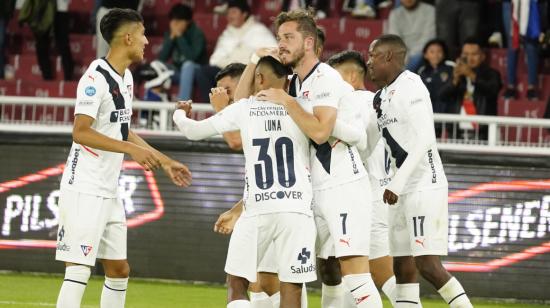 Jugadores de Liga de Quito celebran durante un partido en el estadio Rodrigo Paz Delgado el 15 de octubre de 2022.