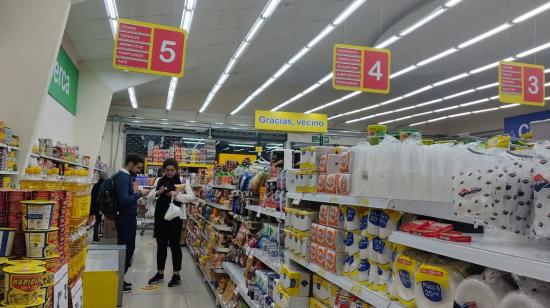 Imagen referencial de personas comprando en un supermercado en el norte de Quito, 24 de enero de 2023.