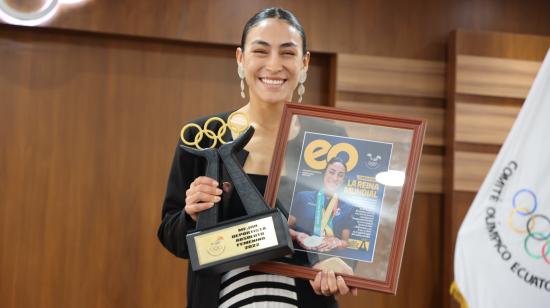 La patinadora, Gabriela Vargas, con el trofeo Citius, Altius, Fortius tras ser elegida como la mejor deportista 2022 Ecuador, el 24 de enero de 2023.