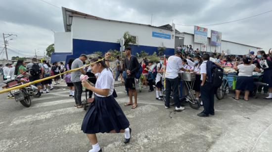 Estudiantes de una unidad educativa en Flor de Bastión a la salida de clases. Guayaquil, 9 de agosto de 2022.