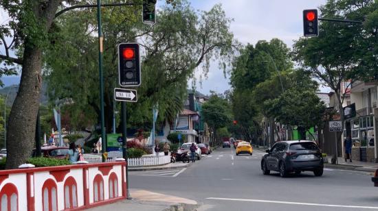 Vehículos circulan por las calles de Loja, el 18 de enero de 2023. 