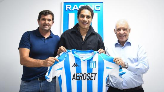 El jugador peruano, Paolo Guerrero, posa con la camiseta de Racing luego de firmar su contrato, el 25 de enero de 2023.