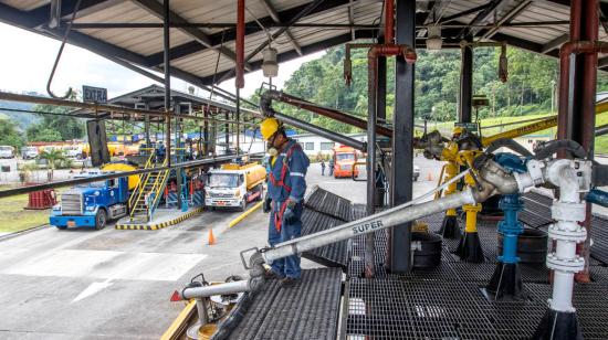 Un trabajador de la empresa pública Petroecuador, en la Terminal de combustible de Santo Domingo.