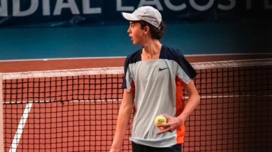 El tenista ecuatoriano, Emilio Camacho, durante el partido de los octavos de final del Les Petits As.