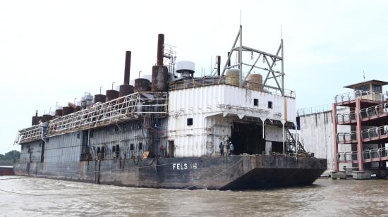 Vista de una de las barcazas de Termoguayas que chocó contra el puente Santay en Durán, el 27 de diciembre de 2022.