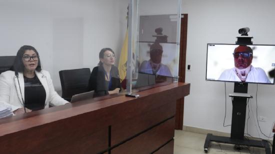 Jorge Glas (en la pantalla) asistió de manera telemática a la audiencia de unificación de sus penas, el 26 de enero de 2023, en Quito.