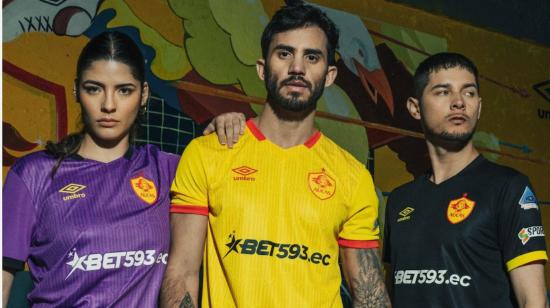 Imagen de las tres camisetas que vestirá Aucas durante 2023.