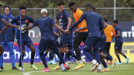 Justin Cuero cabecea un balón en el partido de Ecuador ante Bolivia en el Sudamericano Sub 20, el 22 de enero de 2023.