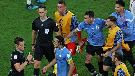 Los futbolistas de Uruguay reclaman al árbitro en el partido ante Ghana por el Mundial de Qatar, el 2 de diciembre de 2022.