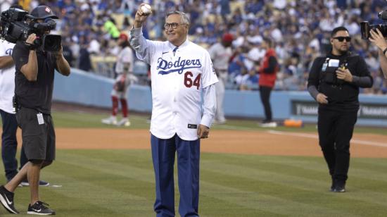 Jaime Jarrín saluda a los aficionados de los Dodgers, en Los Ángeles, el 14 de abril de 2022.