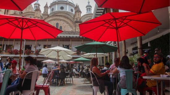 Turistas al interio del antiguo seminario San Luis, de Cuenca, que hoy es un centro gastronómico. 