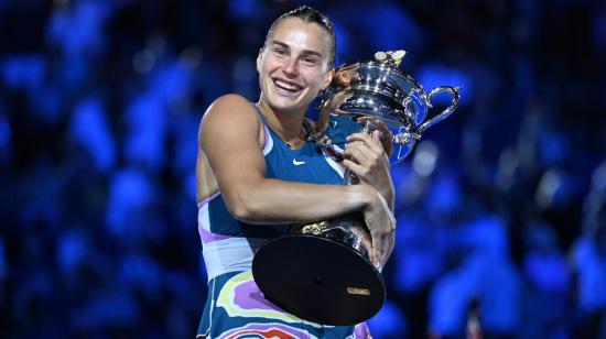 Aryna Sabalenka abraza su trofeo del Abierto de Australia, el 28 de enero de 2023.