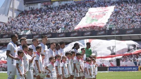 El plantel de LDU se presentó en un estadio casi lleno.