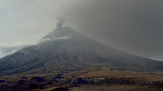 Vista panorámica de la emisión de ceniza del volcán Cotopaxi, el 30 de enero de 2023.