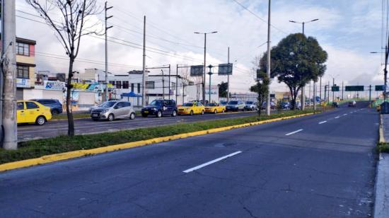 Vehículos en la avenida 10 de Agosto, en Quito, el 30 de enero de 2023. 