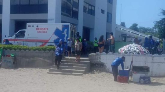 Momento en que la ambulancia acude al Malecón de Chipipe, en Salinas, para atender al hombre ahogado, el 29 de enero de 2023.