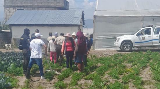 La mujer, vestida de blanco y rosa, fue capturada por la Policía. 