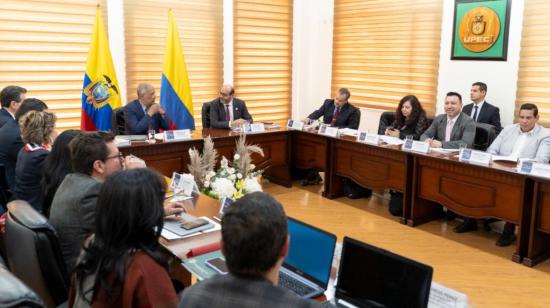 Luis Vayas y Francisco Coy, vicecancilleres de Ecuador y Colombia, durante la reunión de planificación para el Gabinete Binacional, el 30 de enero de 2023, en Tulcán.