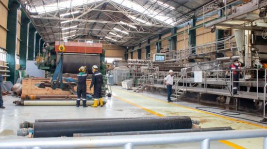 Obreros trabajan en la planta industrial de la empresa Cartopel, en Cuenca.