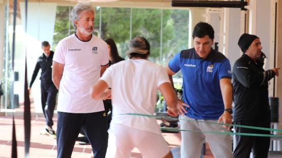 Raúl Viver, durante un entrenamiento del equipo ecuatoriano de Copa Davis, en Atenas (Grecia), el 30 de enero de 2023. 