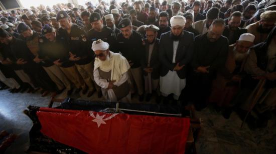 Familiares y oficiales de policía asisten al funeral del oficial de policía Irfan Khan, quien murió en un atentado suicida en una mezquita en Peshawar, Pakistán, el 31 de enero de 2023.