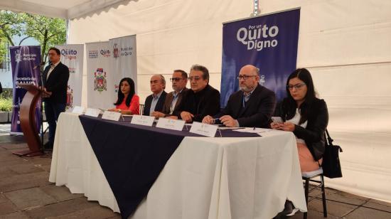 Los funcionarios municipales Gabriela Yangüez, Jaime Bucheli, Fernando Sánchez, Francisco Viteri,  Luis Calle y Karina Jara, el 31 de enero de 2023 en un evento por el primer aniversario del aluvión de La Gasca.