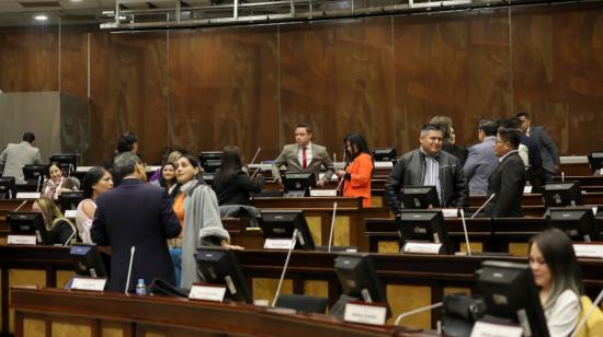 Asambleístas de UNES conversan antes de la instalación de la sesión de este 12 de enero de 2023.