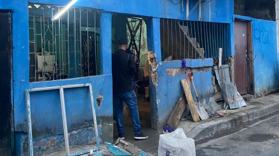 Vista de la fachada de la vivienda de la Cooperativa Juan Montalvo, norte de Guayaquil, que resultó con daños luego del lanzamiento del artefacto explosivo, el 1 de febrero de 2023.