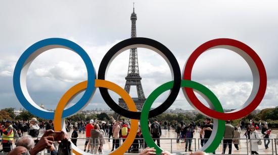 Imagen de los anillos olímpicos en París. 